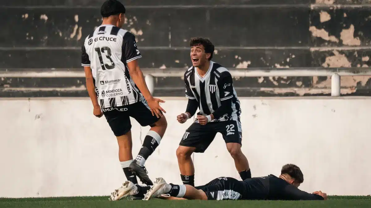 Jogador a celebrar um golo marcado num jogo de futebol
