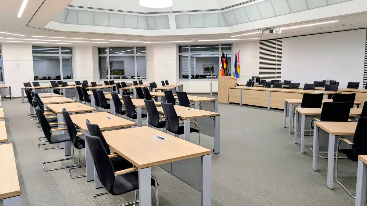 Reunião de autarquias locais em sala de conferências