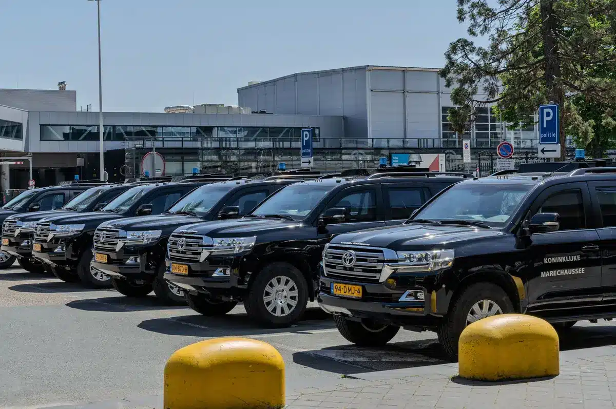 V&aacute;rias viaturas oficiais de servi&ccedil;o governamental estacionadas