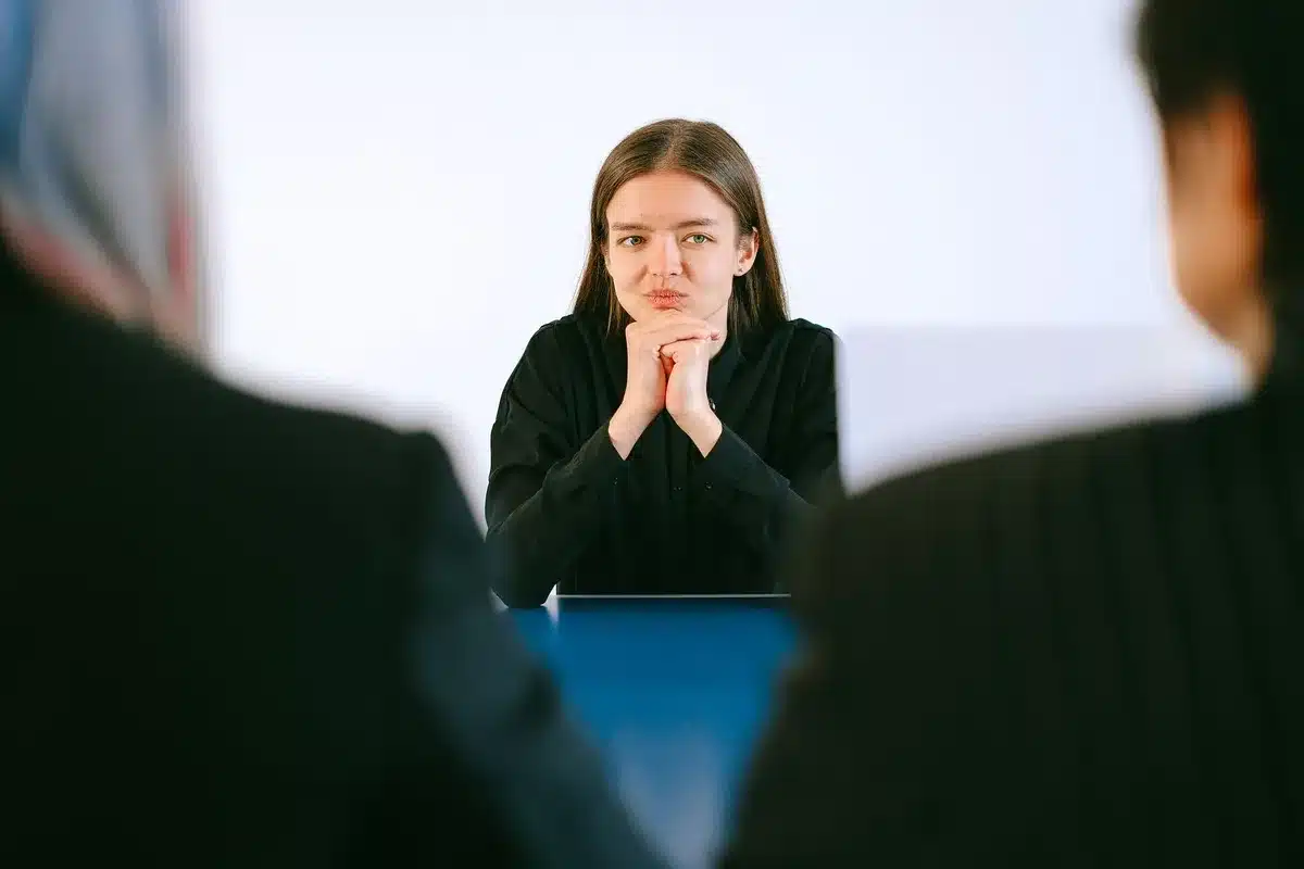 Trabalhador em entrevista de emprego ou no local de trabalho com rendimentos baixos