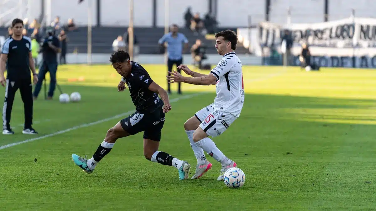 Estádio com adeptos durante um jogo de futebol da equipa suíça St. Gallen