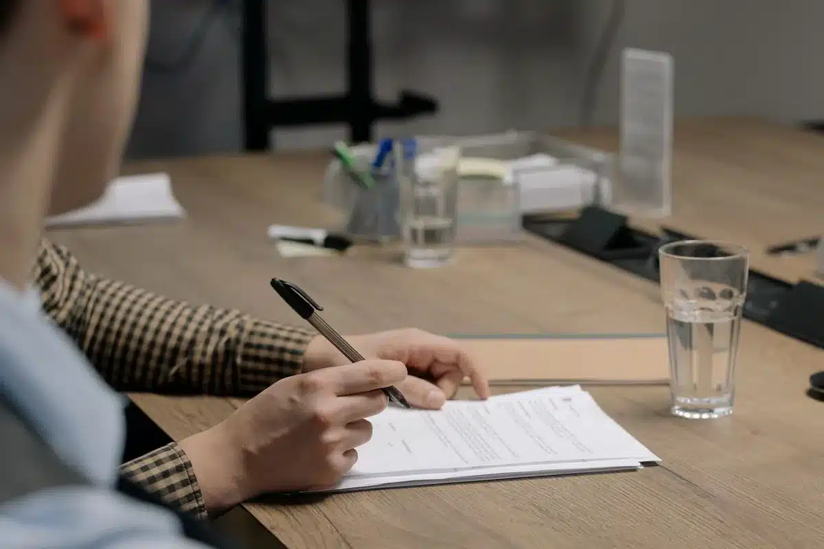 Documentos de contrato e acordo em cima de secretária administrativa
