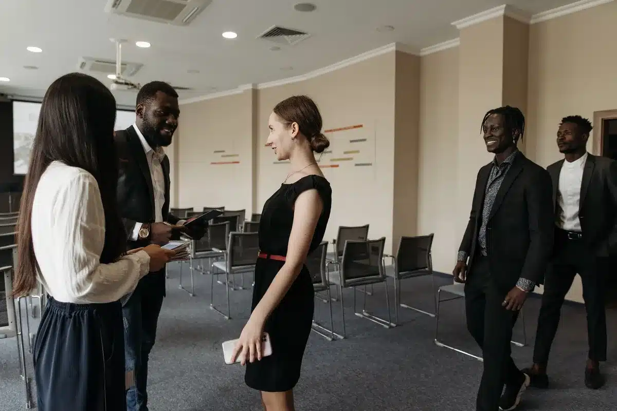 Jovens adultos em networking e discussão num encontro de política