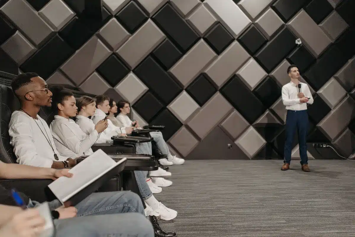 Grupo de jovens adultos em discussão política num seminário