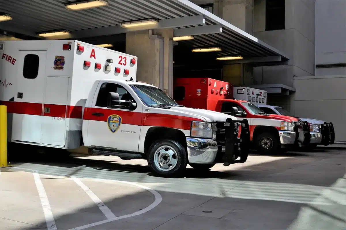 Equipa de emergência e bombeiros a prestar assistência a vítimas de acidente