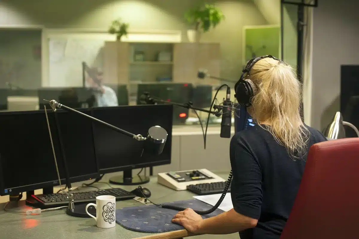 Cena de entrevista ao ar livre em Dublin com microfone e notas