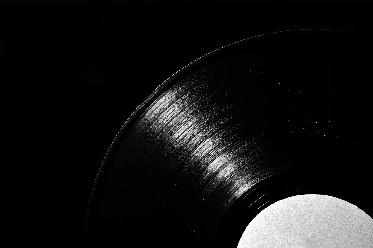 Cópias do álbum numa loja e ícones de plataformas digitais