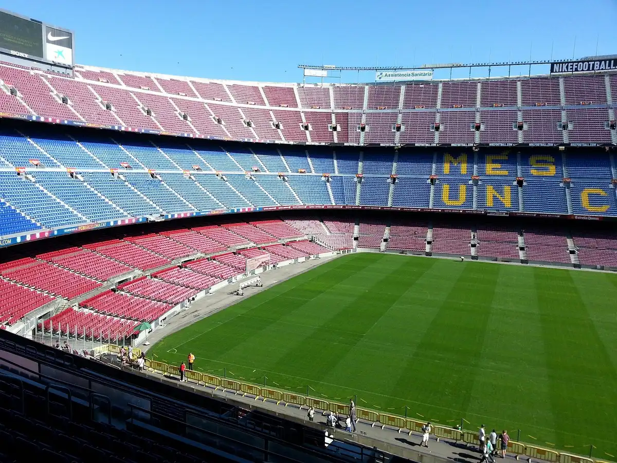 Estádio e placas de propriedade simbólica que representam o modelo de franquias nos EUA