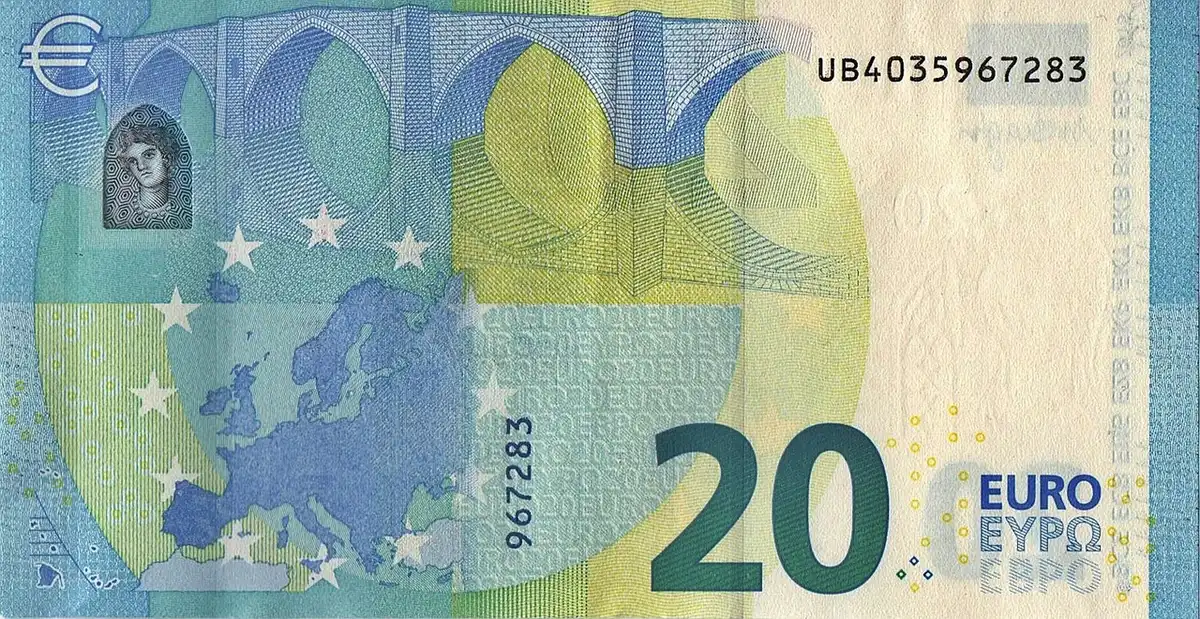 Pilhas de notas de euro sobre uma mesa representando os 800 milhões a devolver