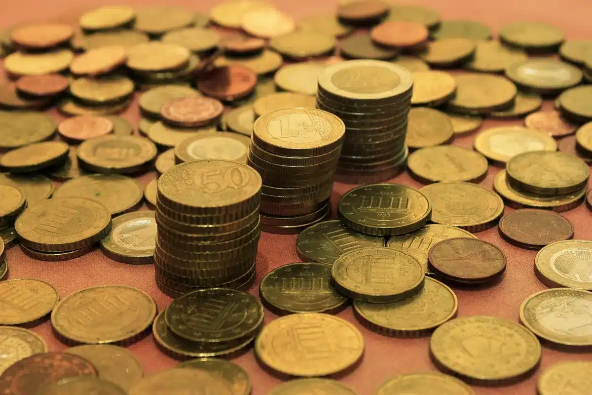 Relatório financeiro e moedas representando o excedente externo acumulado até julho