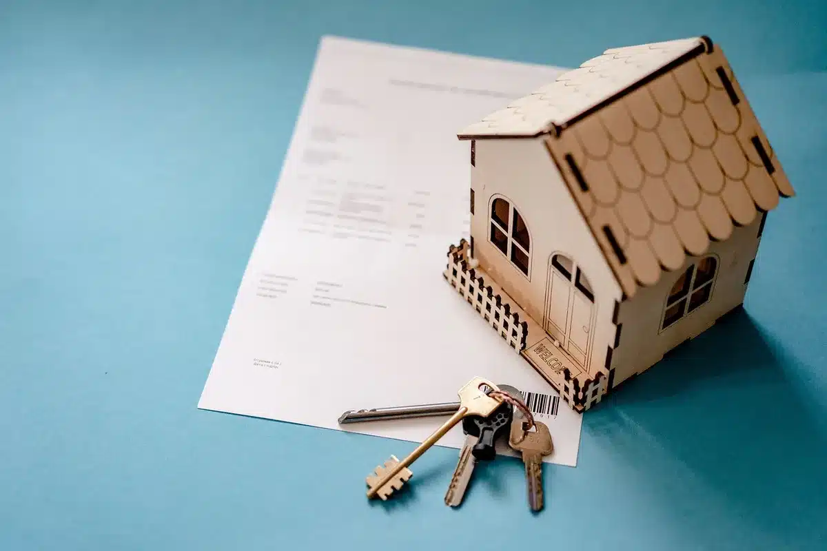 Documentos e imagem simbólica de indemnizações por tempestades e resseguros