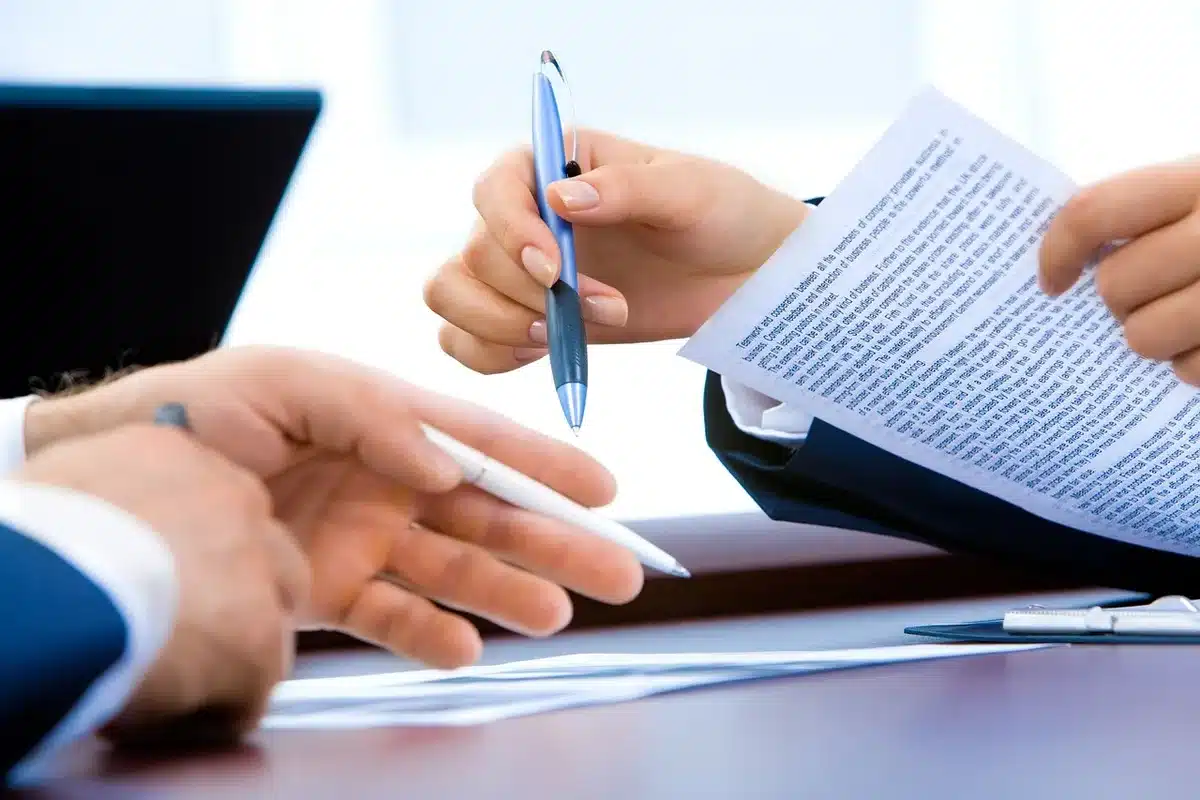 Documentos e registos administrativos sobre uma secretária de processamento
