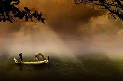Barco fluvial com público em roda de contação de histórias ao entardecer