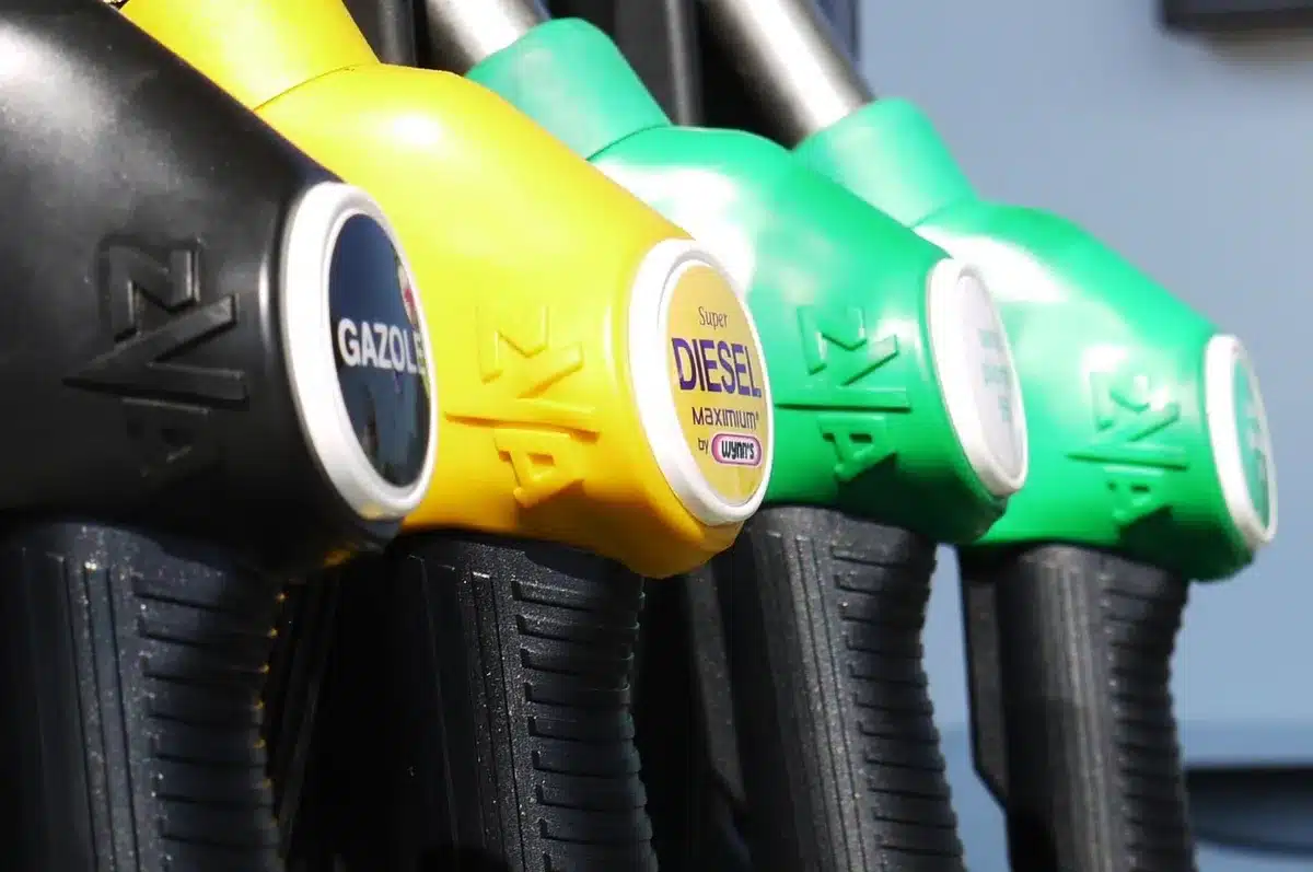 Jerricans de combustível ao lado de uma carrinha comercial