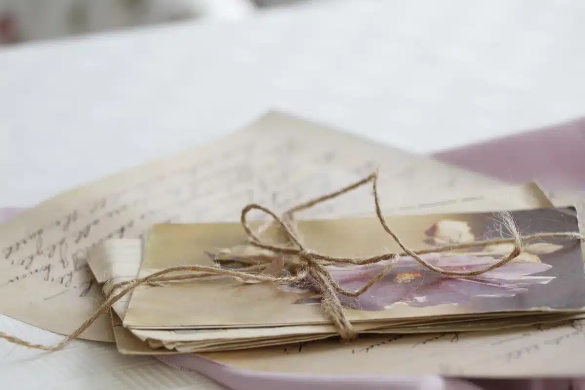 Documento oficial com timbre da Casa Real