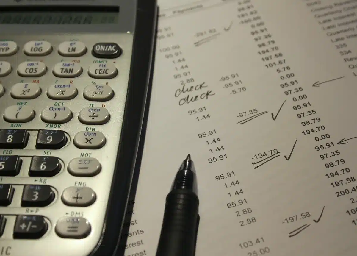 Análise de dados e gráficos financeiros relacionados com direitos televisivos do desporto