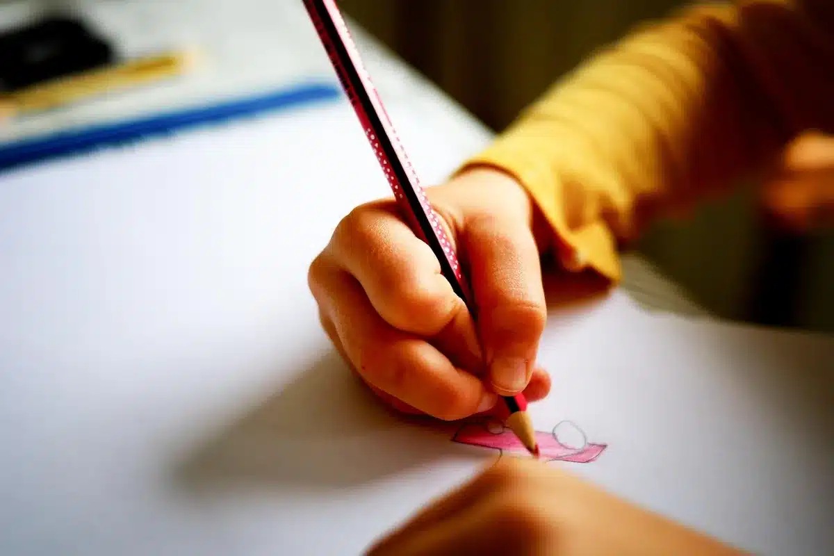 Alunos a usar dispositivos eletrónicos em sala de aula durante uma aula