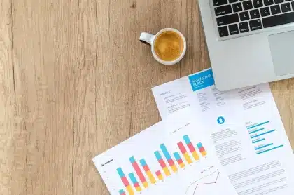 Documentos de reforma de pensões e cálculos financeiros sobre uma secretária