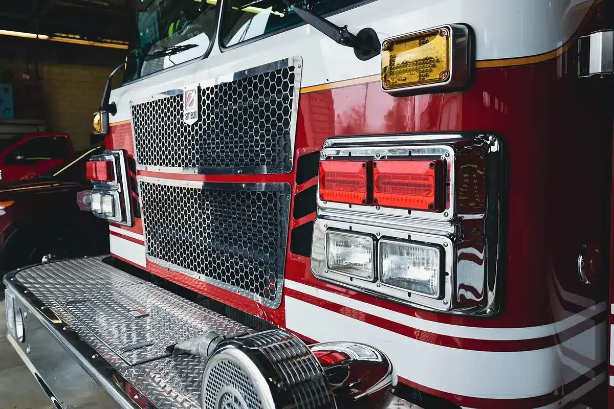 Equipa de bombeiros a prestar assist&ecirc;ncia numa cena de acidente rodovi&aacute;rio