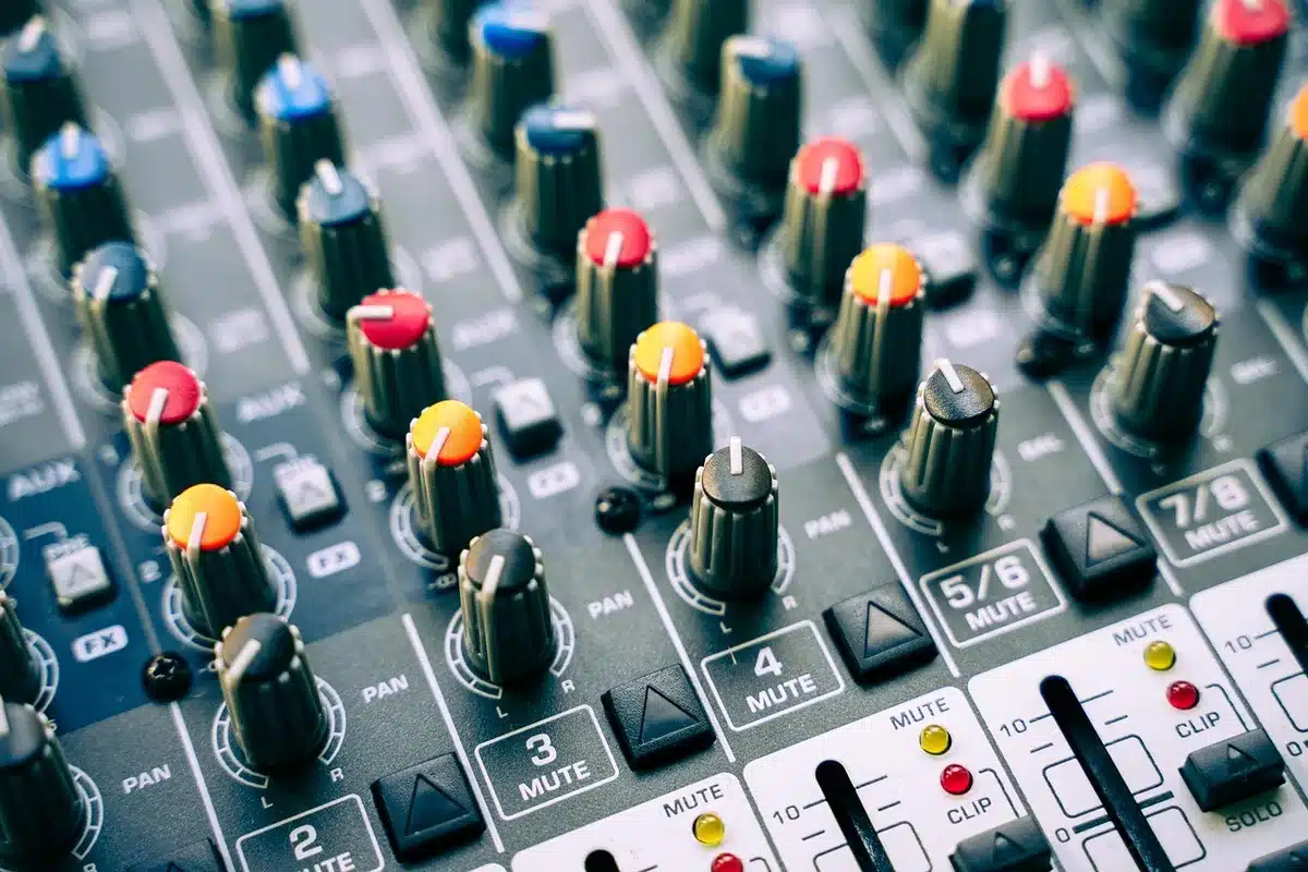 Sala de controlo de transmissão com monitores e operadores