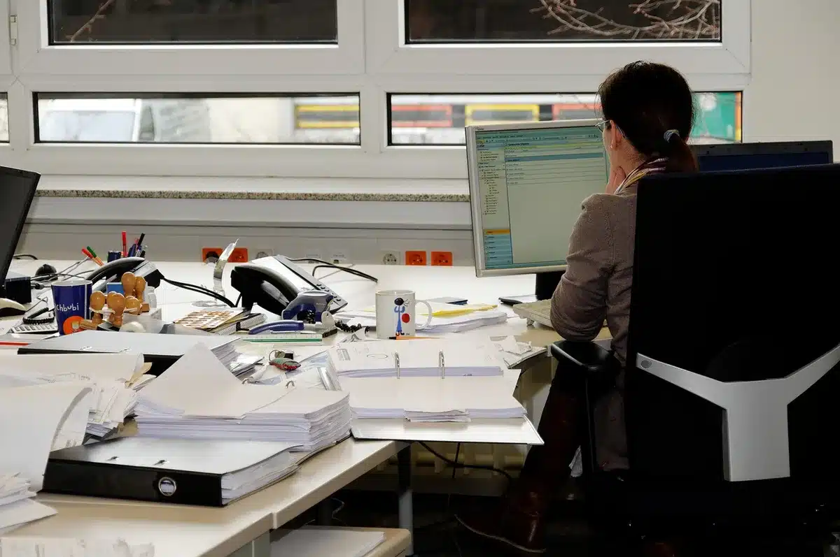 Quadro com ofertas de emprego organizadas por regi&atilde;o