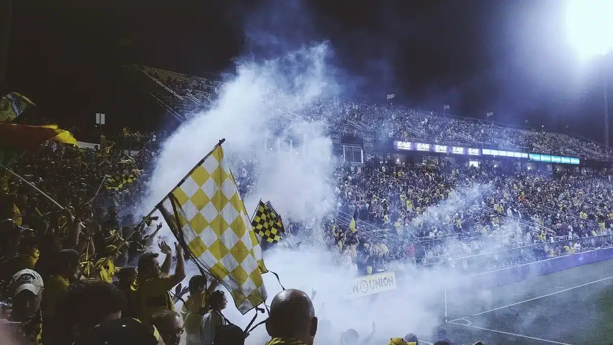 Adeptos cabo-verdianos celebram na tribuna durante o jogo de estreia