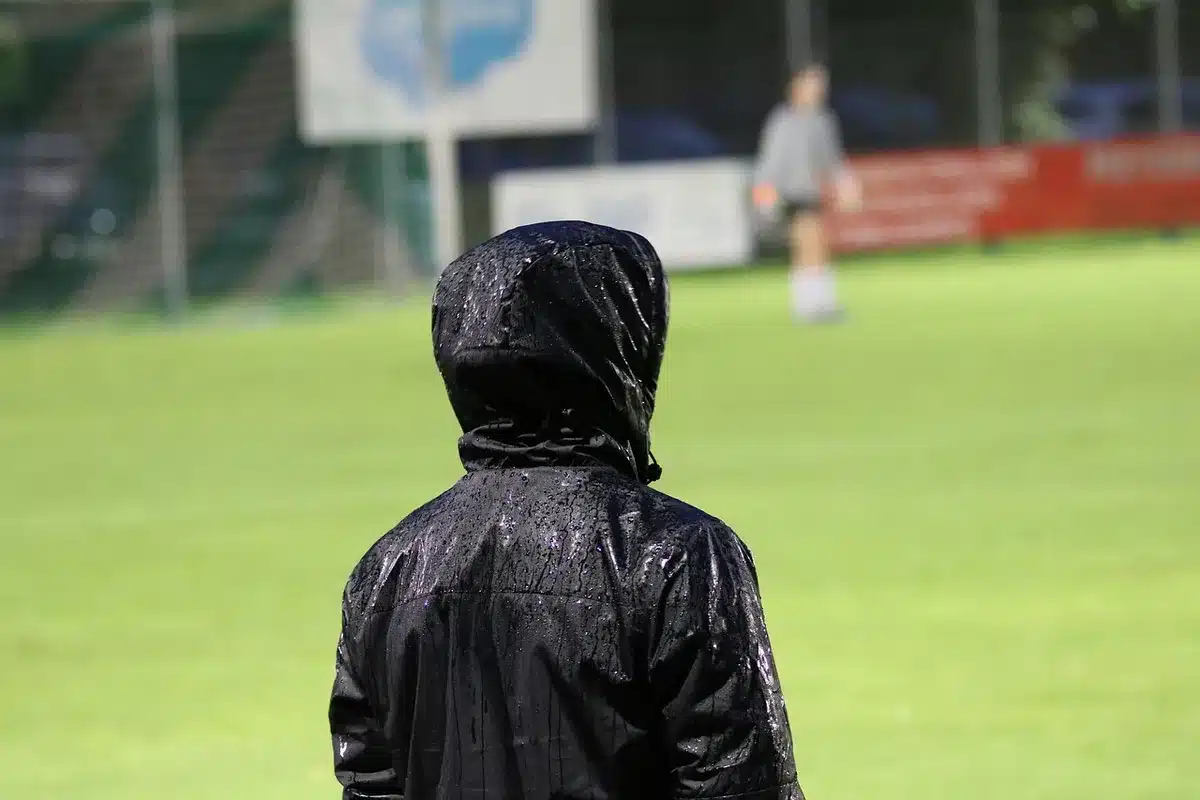 Treinador a dirigir a equipa durante um treino ou jogo