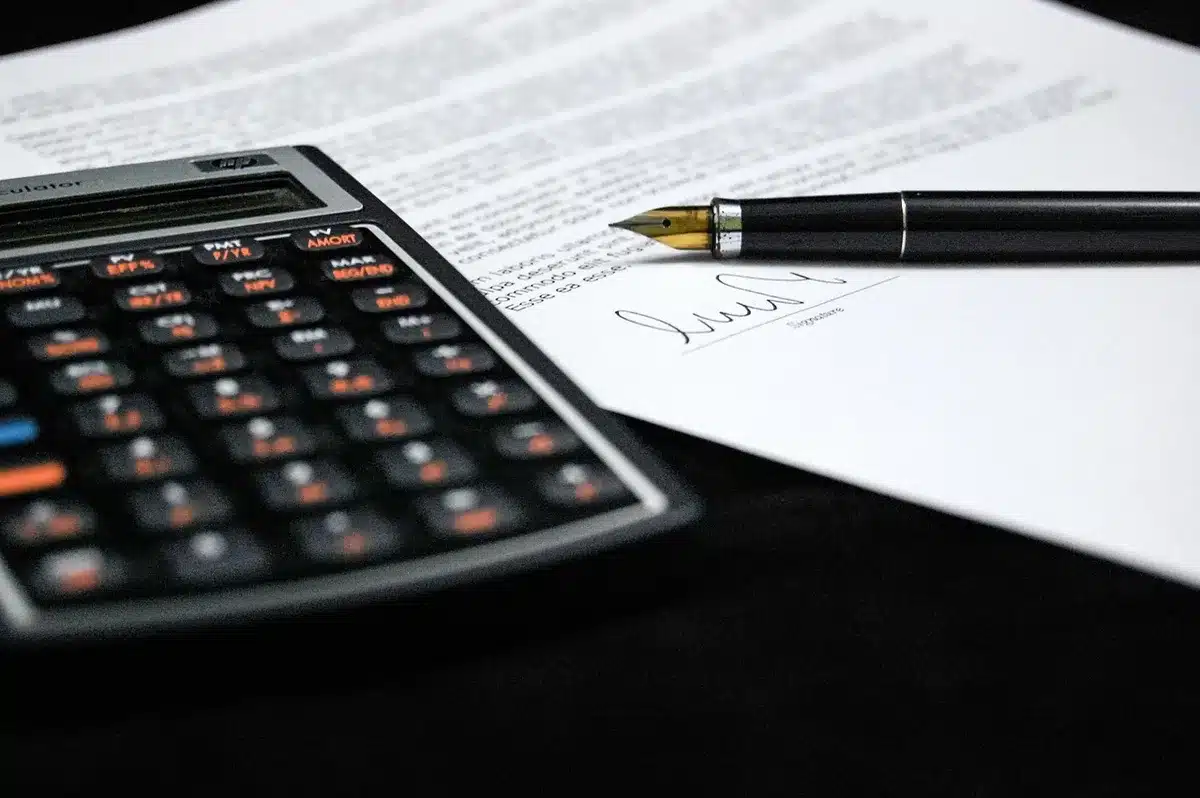 Documento institucional sobre avaliações internacionais numa secretária