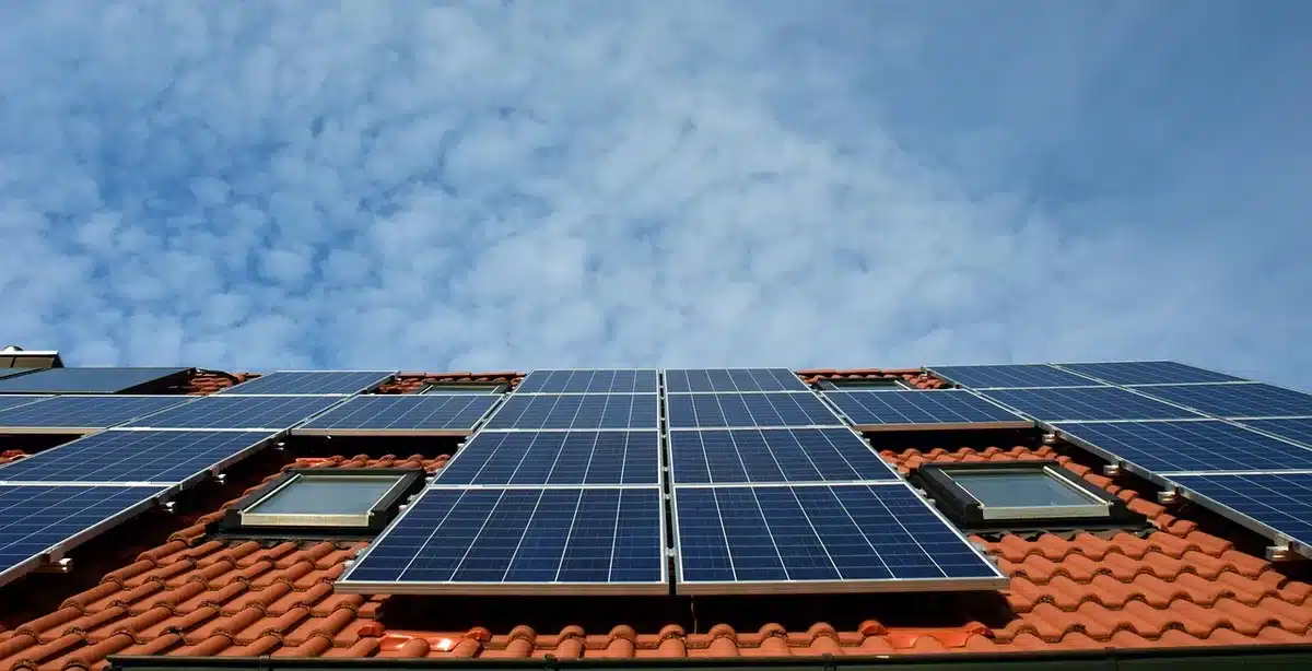 Painéis solares industriais com sistemas de armazenamento e centro de controlo