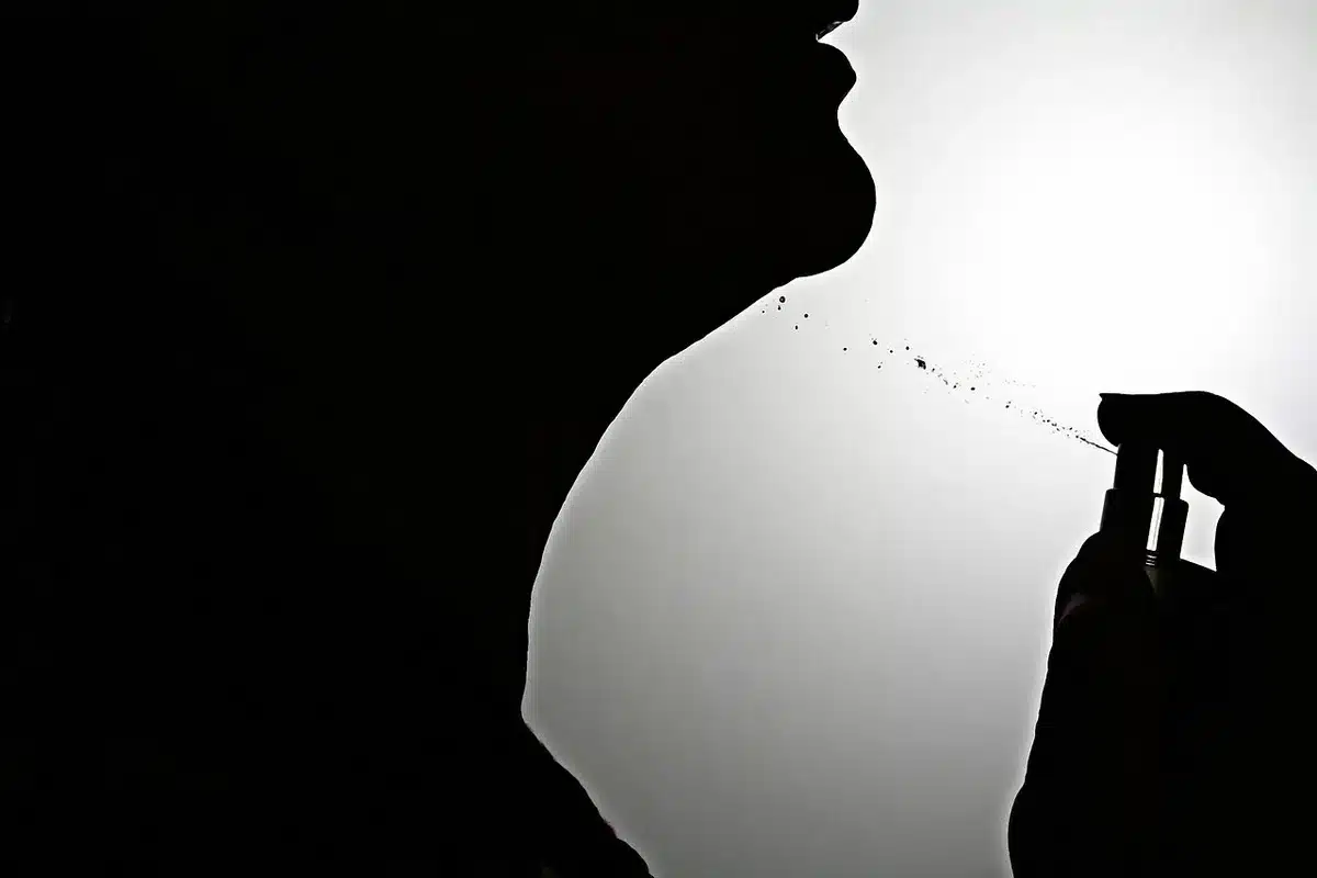 Demonstração de aplicação correta de spray auricular no ouvido