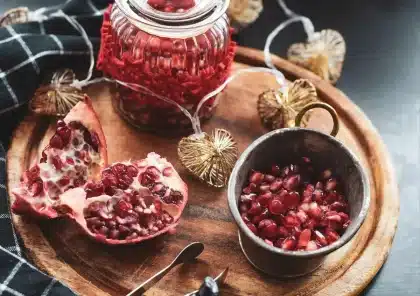 Mãos segurando declaração de empréstimo e calculadora sobre uma mesa de cozinha