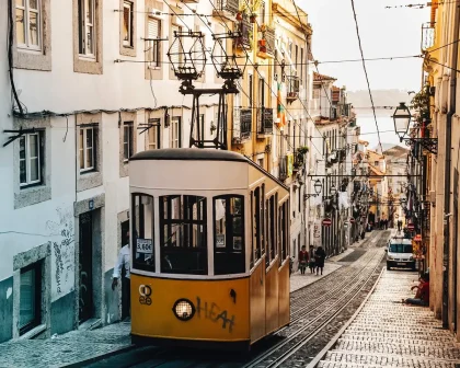 Venda ambulante em rua com pacotes e dinheiro sobre mesa improvisada, ambiente urbano