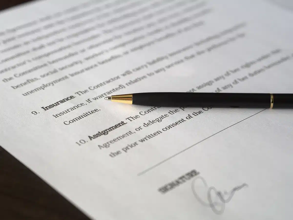 Documentos de contratação e lista de pagamentos a artistas