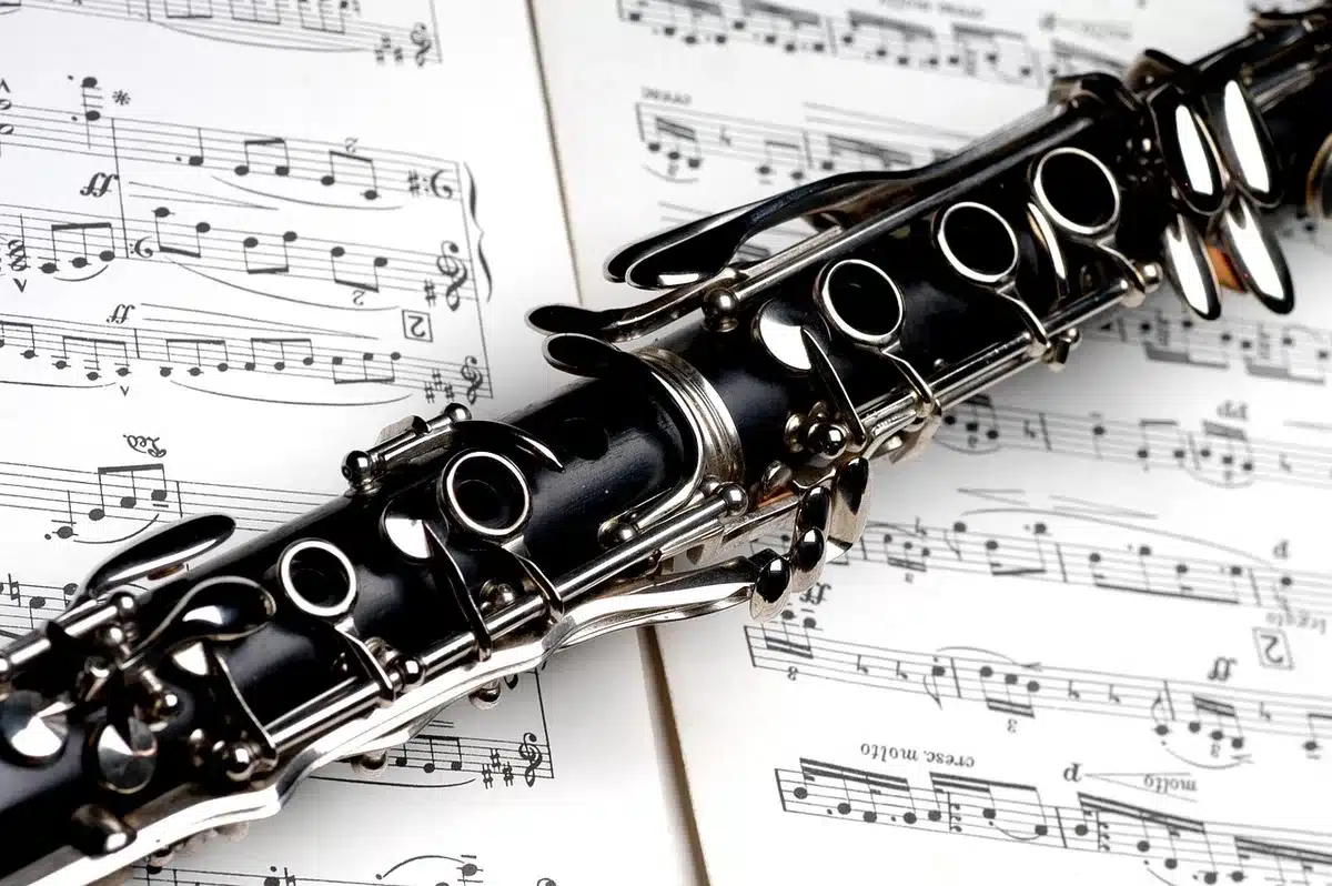 Palco íntimo com instrumentos preparados para um tributo musical