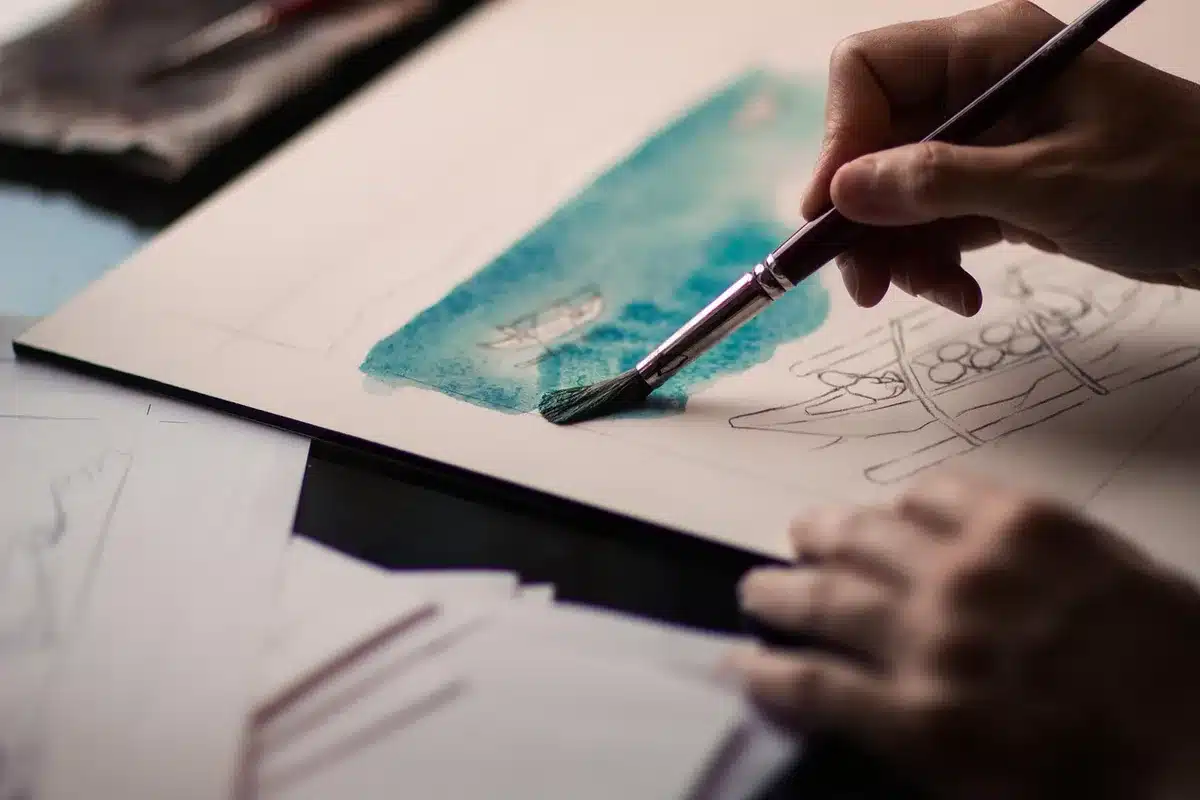 Instalações de arte e pintura ao vivo na praia