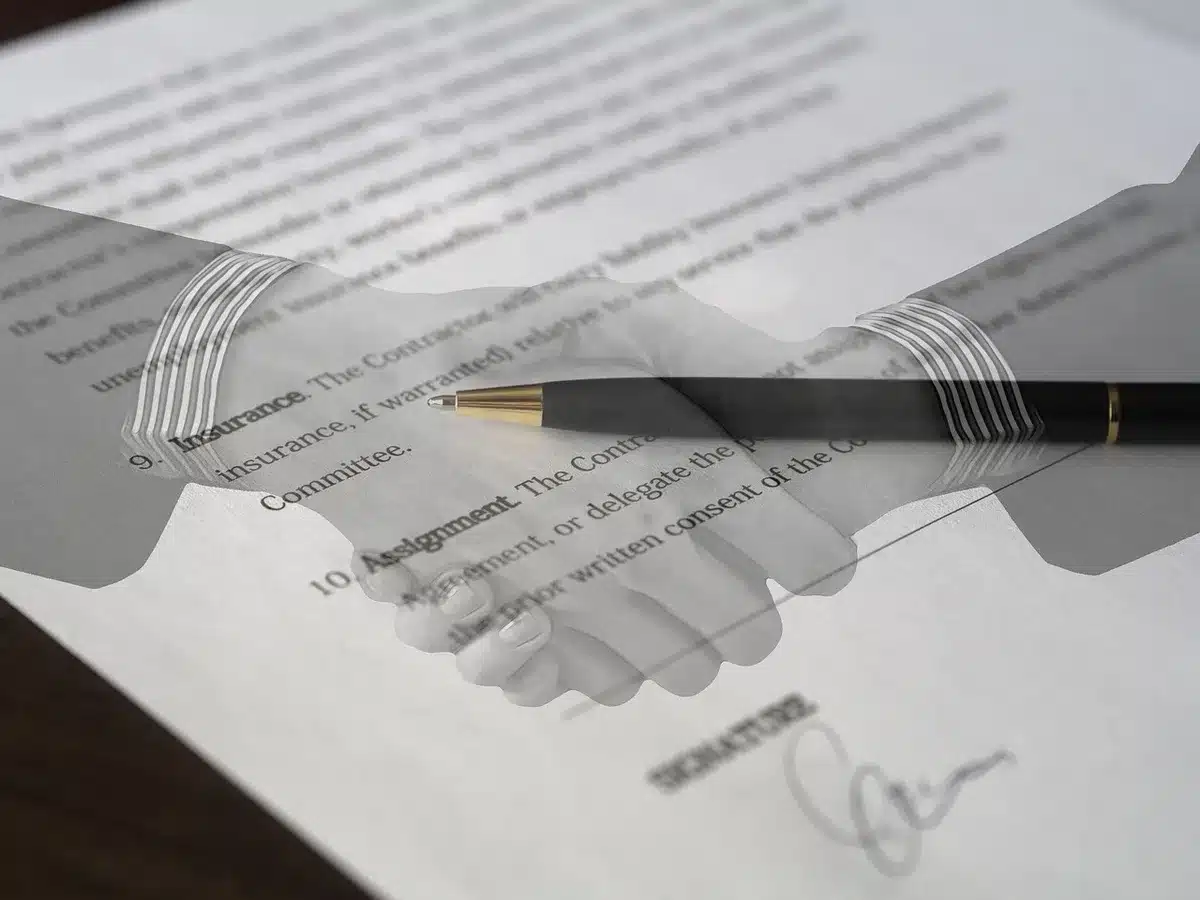 Mãos a fechar um acordo simbólico numa negociação financeira
