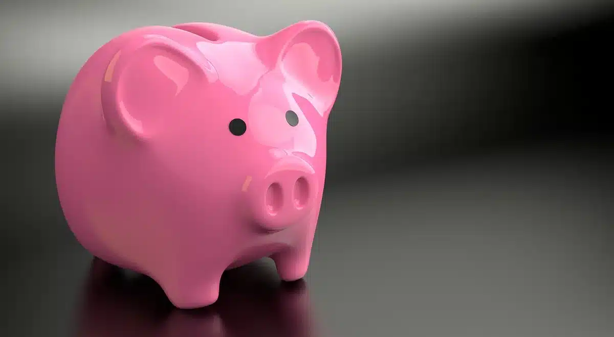 Documentos e caderno sobre financiamento desportivo com calculadora e caneta
