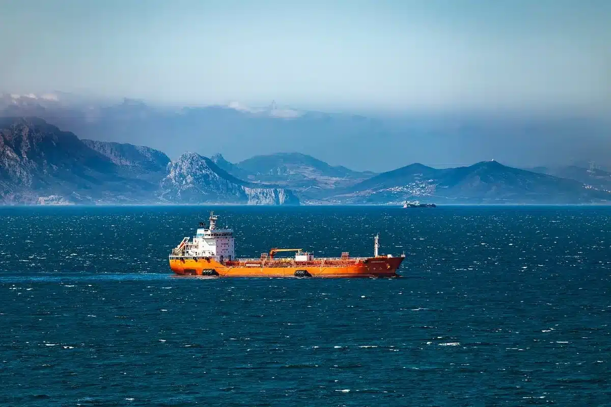 Convoy de navios comerciais a atravessar um estreito marítimo