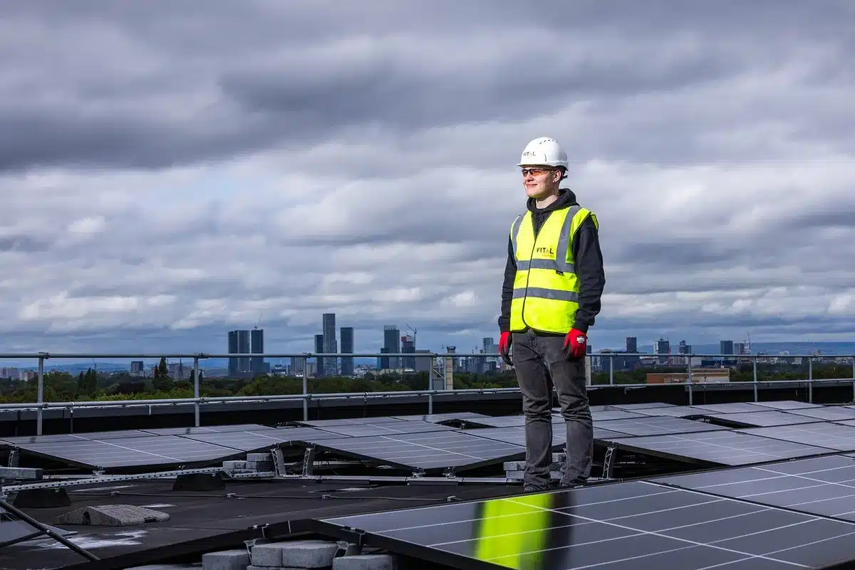 Edifício residencial com painéis solares e isolamento térmico renovado