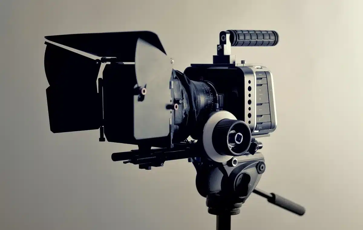 Equipa de produção durante gravação de documentário com câmara profissional