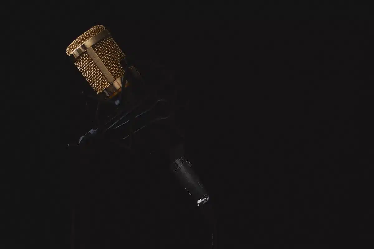Estúdio de gravação com entrevistador e câmaras de televisão para captação de depoimentos