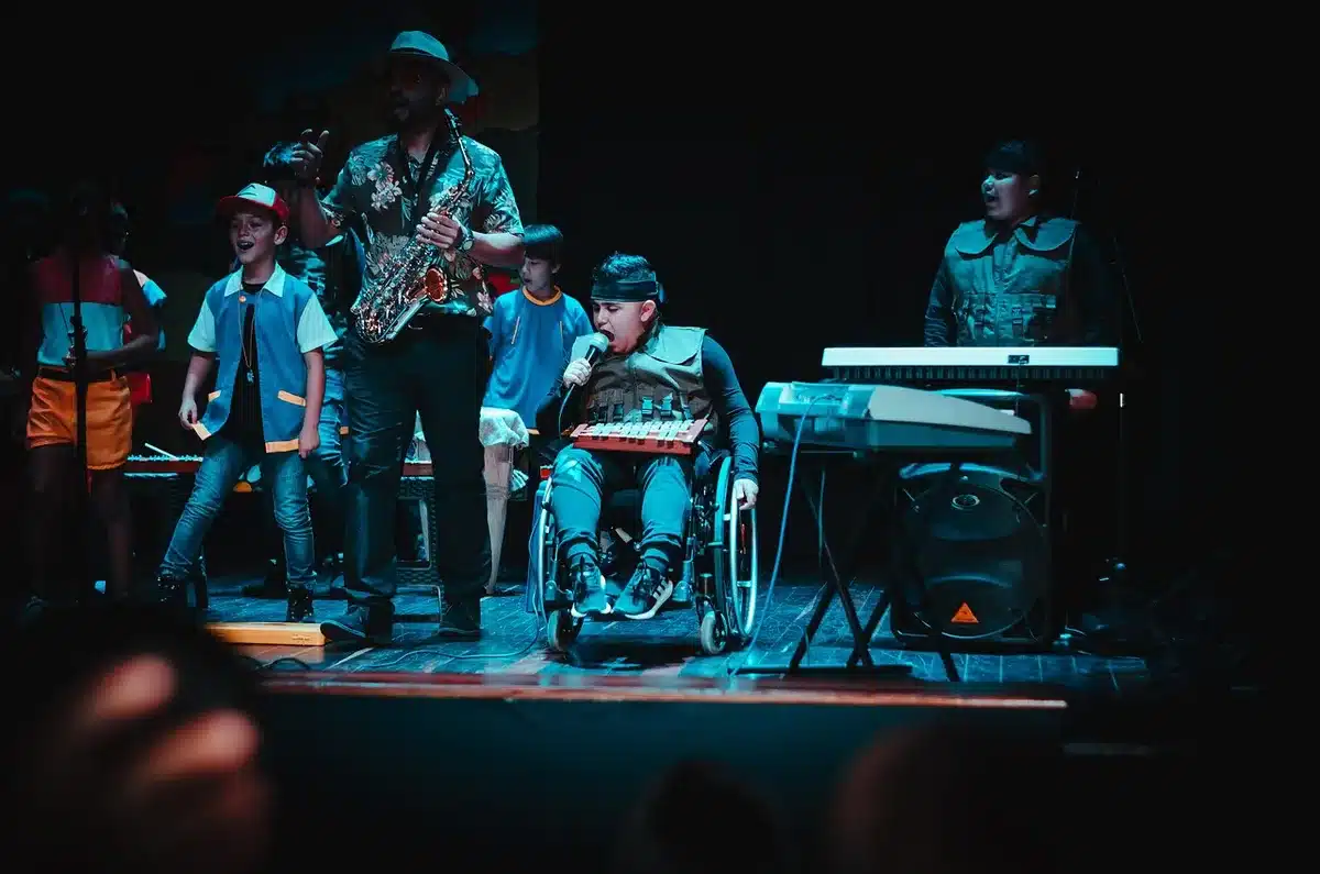 Humorista em palco com microfone e luz de destaque durante apresentação ao vivo