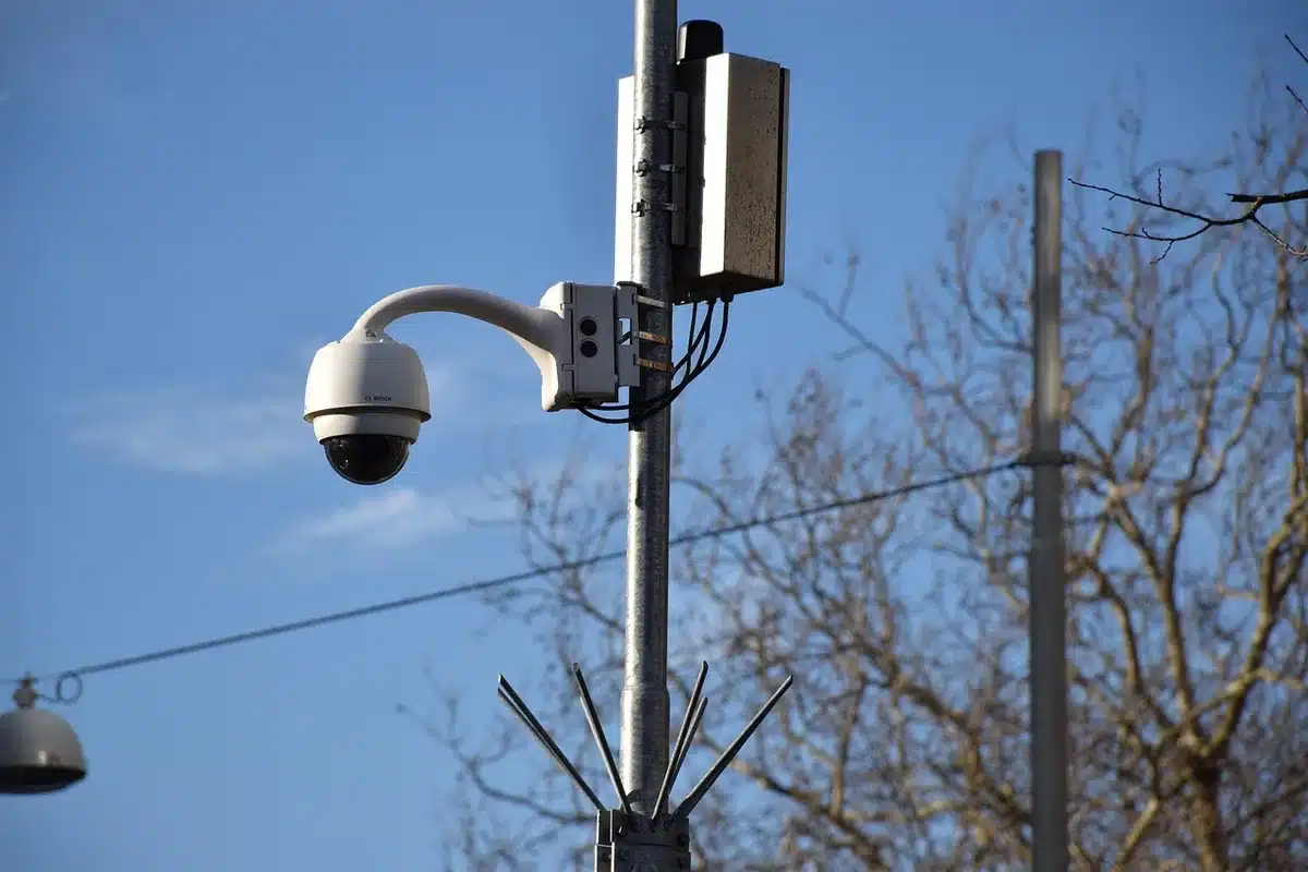 Técnicos a instalar equipamentos e servidores de videovigilância