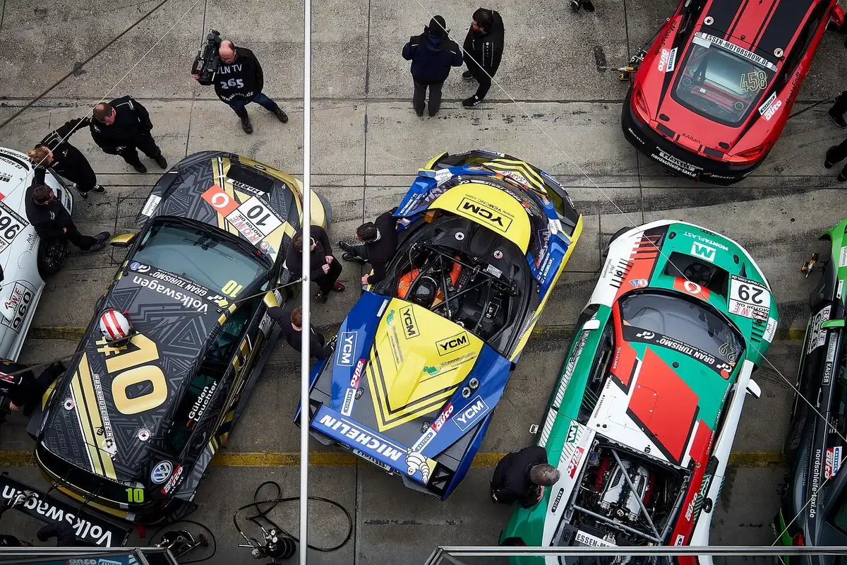 Paragem nos boxes durante um safety car virtual com equipa a trabalhar