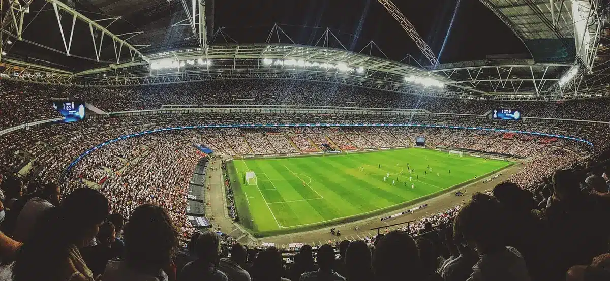 Adeptos em est&aacute;dio durante jogo do Uruguai no Mundial