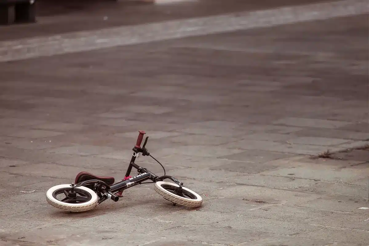 Bicicleta caída numa rua de aldeia ao fim da tarde