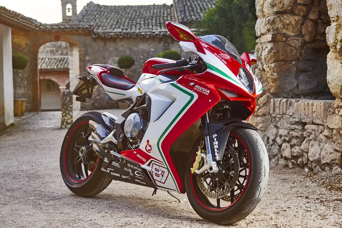Duas motos cruzam a linha de meta com público em fundo
