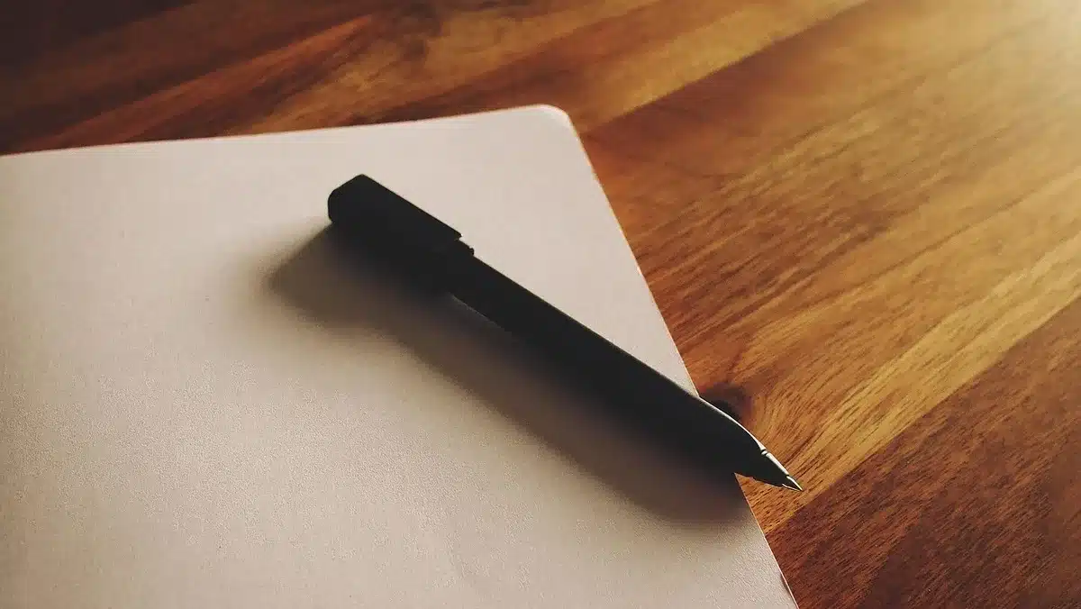 Mesa com documentos e lupa a simbolizar escrutínio público sobre donativos