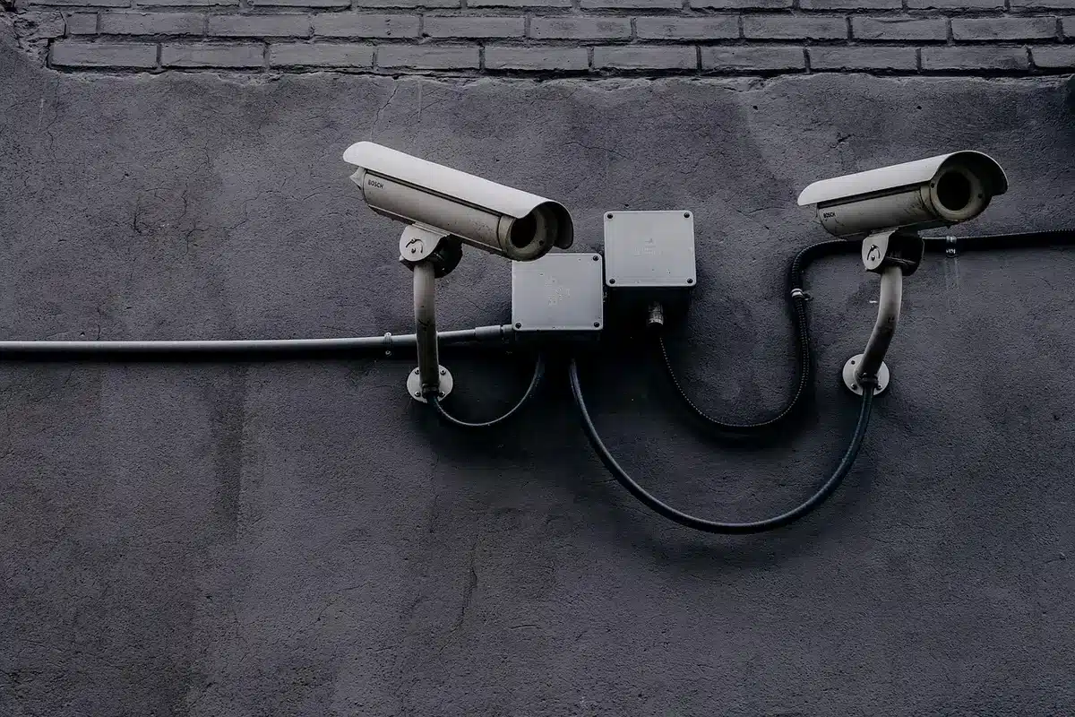 Dispositivo de vigil&acirc;ncia por drones e policiamento refor&ccedil;ado num aeroporto
