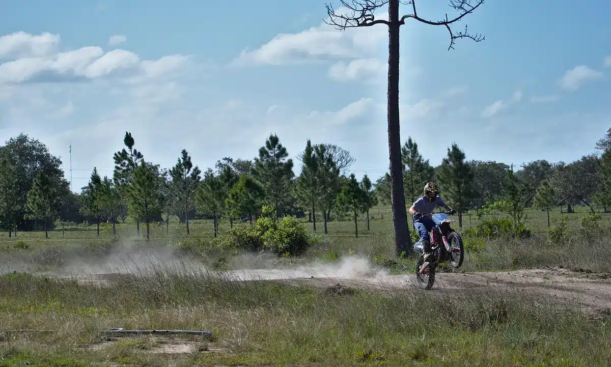Grupo de motociclistas em diferentes disciplinas em terreno variado